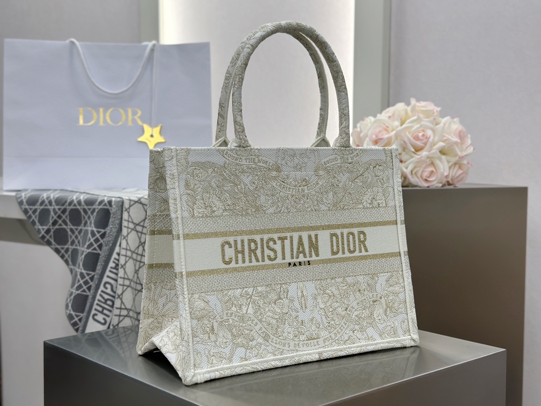 𝗗𝗶𝗼𝗿 𝗕𝗼𝗼𝗸 𝗧𝗼𝘁𝗲 中号托特❗白金蝴蝶效应中号现货🔥白金配色温柔梦幻 即有奢华感又具时尚。一出