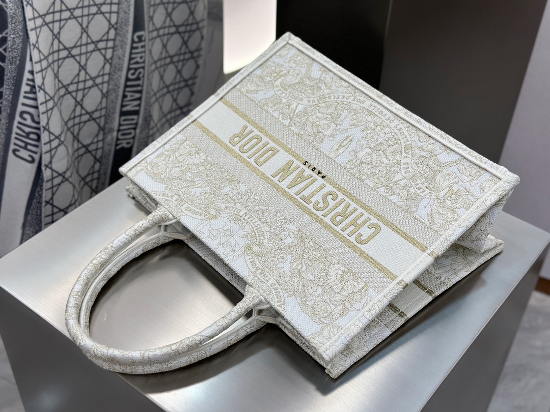 𝗗𝗶𝗼𝗿 𝗕𝗼𝗼𝗸 𝗧𝗼𝘁𝗲 中号托特❗白金蝴蝶效应中号现货🔥白金配色温柔梦幻 即有奢华感又具时尚。一出