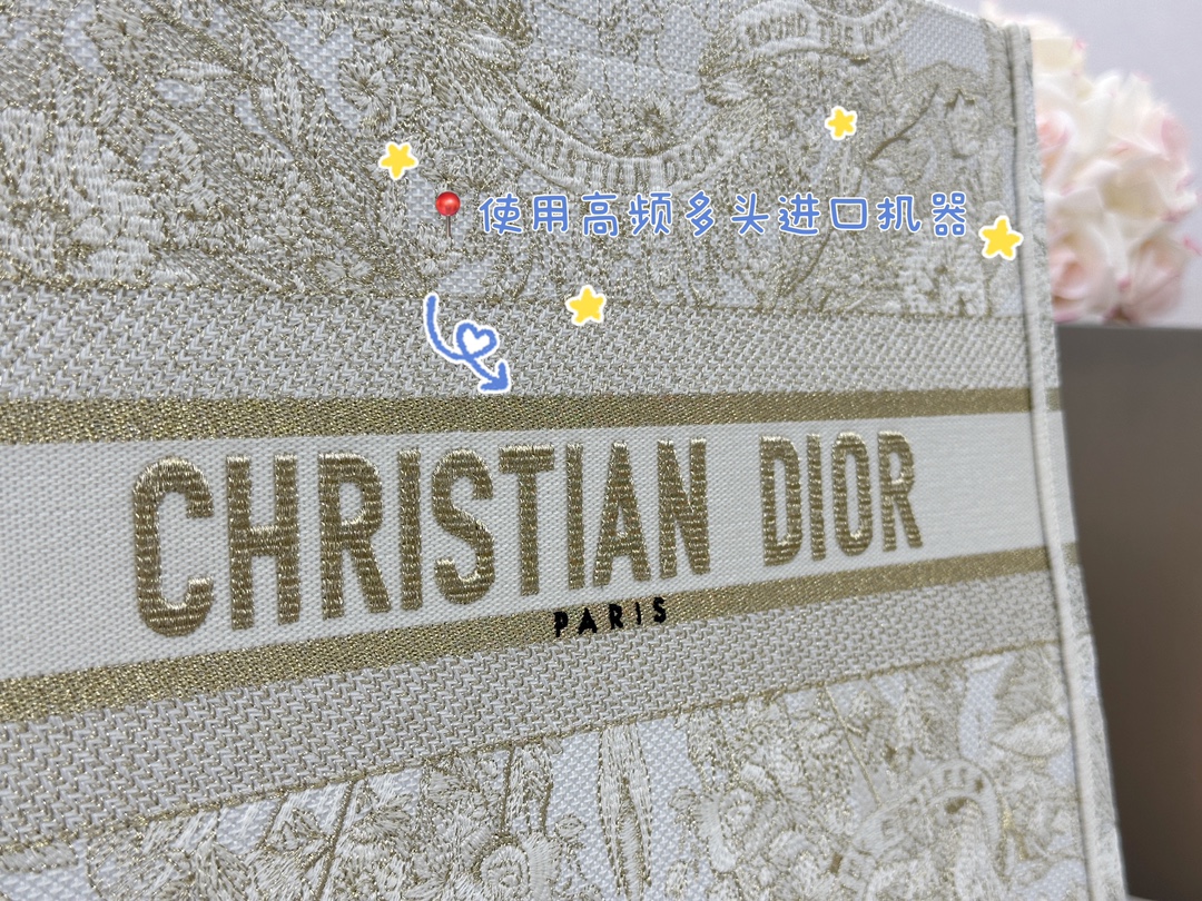 𝗗𝗶𝗼𝗿 𝗕𝗼𝗼𝗸 𝗧𝗼𝘁𝗲 中号托特❗白金蝴蝶效应中号现货🔥白金配色温柔梦幻 即有奢华感又具时尚。一出