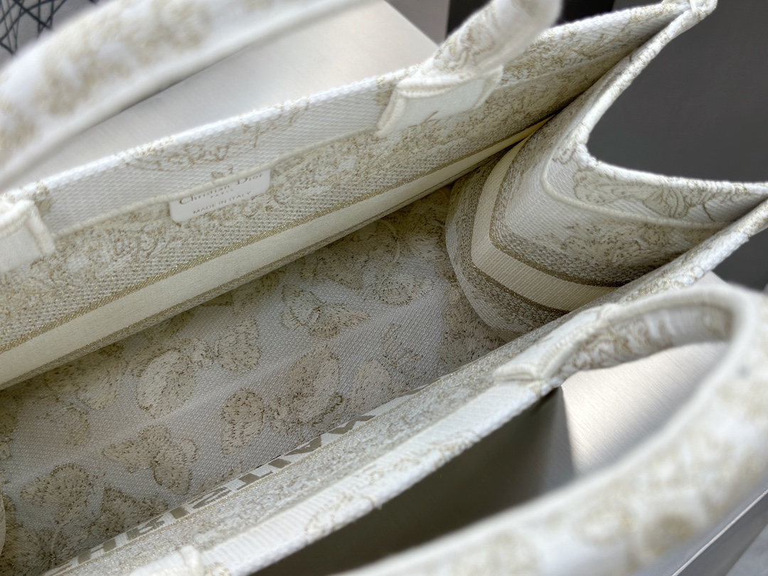 𝗗𝗶𝗼𝗿 𝗕𝗼𝗼𝗸 𝗧𝗼𝘁𝗲 中号托特❗白金蝴蝶效应中号现货🔥白金配色温柔梦幻 即有奢华感又具时尚。一出