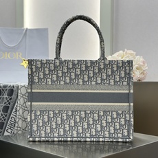 𝗗𝗶𝗼𝗿 𝗕𝗼𝗼𝗸 𝗧𝗼𝘁𝗲 中号托特❗ 灰色老花中号现货 砖柜超级难买的爆款花色❕ 十足的纯手工刺绣工艺整体风格复古又 𝗗𝗶𝗼𝗿 𝗕𝗼𝗼𝗸 𝗧𝗼𝘁𝗲 中号托特❗ 灰色老花中号现货 砖柜超级难买的爆款花色❕ 十足的纯手工刺绣工艺整体风格复古又