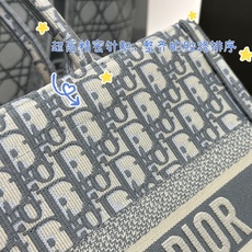 𝗗𝗶𝗼𝗿 𝗕𝗼𝗼𝗸 𝗧𝗼𝘁𝗲 中号托特❗ 灰色老花中号现货 砖柜超级难买的爆款花色❕ 十足的纯手工刺绣工艺整体风格复古又 𝗗𝗶𝗼𝗿 𝗕𝗼𝗼𝗸 𝗧𝗼𝘁𝗲 中号托特❗ 灰色老花中号现货 砖柜超级难买的爆款花色❕ 十足的纯手工刺绣工艺整体风格复古又