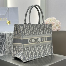 𝗗𝗶𝗼𝗿 𝗕𝗼𝗼𝗸 𝗧𝗼𝘁𝗲 中号托特❗ 灰色老花中号现货 砖柜超级难买的爆款花色❕ 十足的纯手工刺绣工艺整体风格复古又 𝗗𝗶𝗼𝗿 𝗕𝗼𝗼𝗸 𝗧𝗼𝘁𝗲 中号托特❗ 灰色老花中号现货 砖柜超级难买的爆款花色❕ 十足的纯手工刺绣工艺整体风格复古又