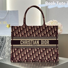 𝗗𝗶𝗼𝗿 𝗕𝗼𝗼𝗸 𝗧𝗼𝘁𝗲 中号托特❗ 酒红色老花中号现货 经典老花刺绣融入精致与奢华的细节。 婚包买D家托特真的不后 𝗗𝗶𝗼𝗿 𝗕𝗼𝗼𝗸 𝗧𝗼𝘁𝗲 中号托特❗ 酒红色老花中号现货 经典老花刺绣融入精致与奢华的细节。 婚包买D家托特真的不后