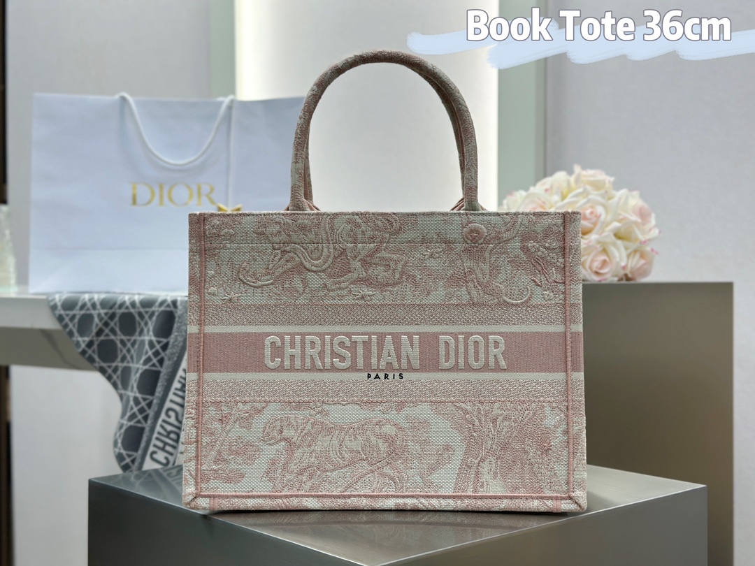 𝗗𝗶𝗼𝗿 𝗕𝗼𝗼𝗸 𝗧𝗼𝘁𝗲 中号托特❗粉色老虎中号现货🔥一整个被温柔住了，动物园系列的粉色𝑻𝒊𝒓𝒈𝒆 