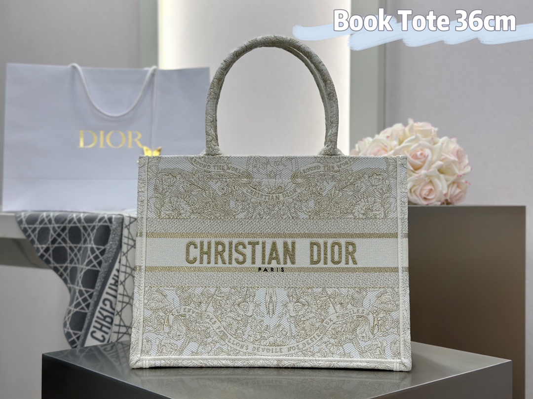 𝗗𝗶𝗼𝗿 𝗕𝗼𝗼𝗸 𝗧𝗼𝘁𝗲 中号托特❗白金蝴蝶效应中号现货🔥白金配色温柔梦幻 即有奢华感又具时尚。一出