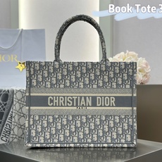 𝗗𝗶𝗼𝗿 𝗕𝗼𝗼𝗸 𝗧𝗼𝘁𝗲 中号托特❗ 灰色老花中号现货 砖柜超级难买的爆款花色❕ 十足的纯手工刺绣工艺整体风格复古又 𝗗𝗶𝗼𝗿 𝗕𝗼𝗼𝗸 𝗧𝗼𝘁𝗲 中号托特❗ 灰色老花中号现货 砖柜超级难买的爆款花色❕ 十足的纯手工刺绣工艺整体风格复古又