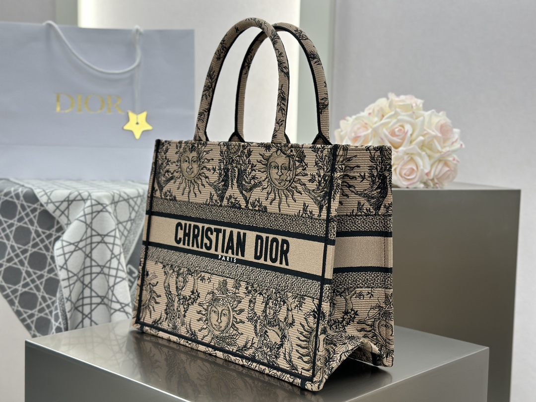 𝗗𝗶𝗼𝗿 𝗕𝗼𝗼𝗸 𝗧𝗼𝘁𝗲 中号托特❗棕色太阳神中号现货🔥太阳神图案细腻的刺绣复古精致，将古典艺术与现
