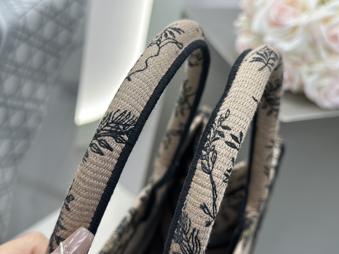 𝗗𝗶𝗼𝗿 𝗕𝗼𝗼𝗸 𝗧𝗼𝘁𝗲 中号托特❗棕色太阳神中号现货🔥太阳神图案细腻的刺绣复古精致，将古典艺术与现