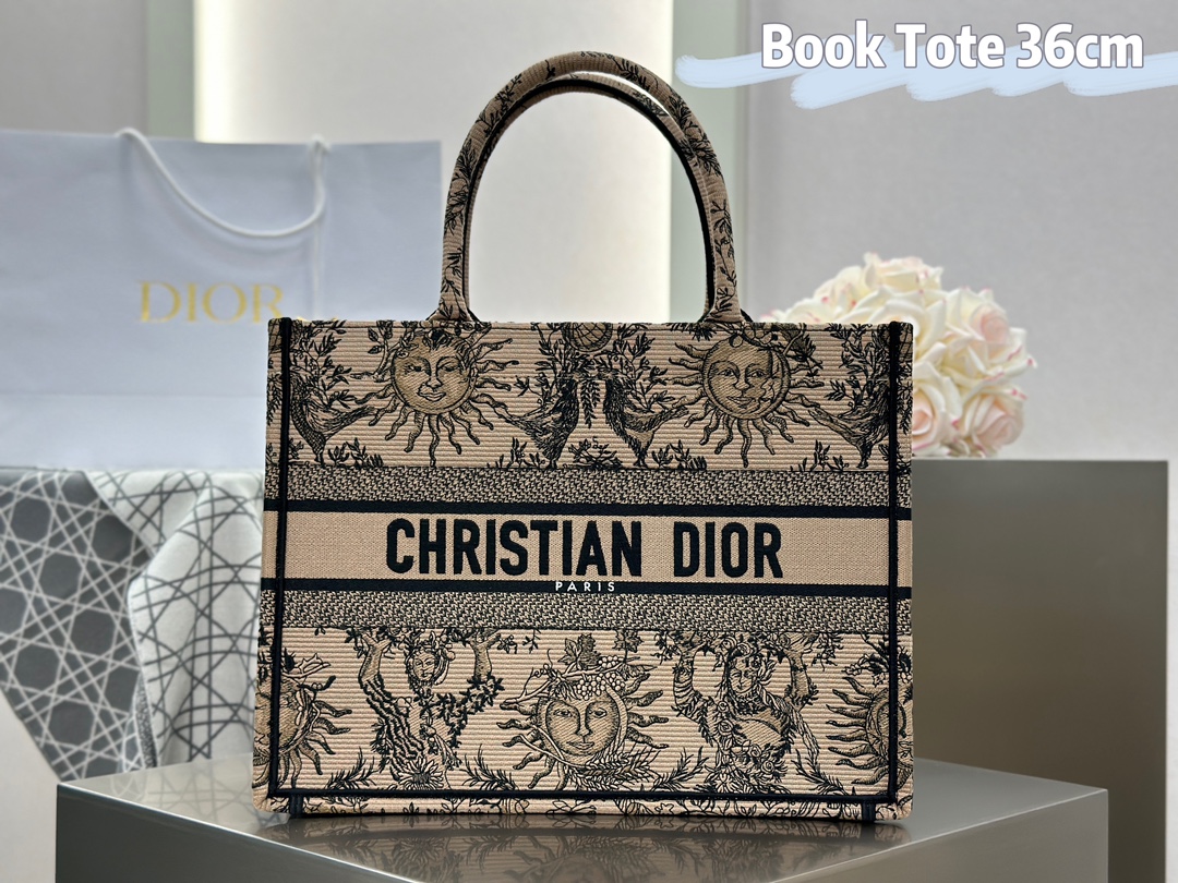 𝗗𝗶𝗼𝗿 𝗕𝗼𝗼𝗸 𝗧𝗼𝘁𝗲 中号托特❗棕色太阳神中号现货🔥太阳神图案细腻的刺绣复古精致，将古典艺术与现