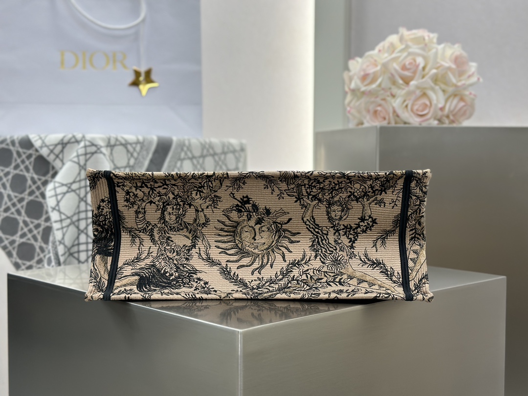 𝗗𝗶𝗼𝗿 𝗕𝗼𝗼𝗸 𝗧𝗼𝘁𝗲 中号托特❗棕色太阳神中号现货🔥太阳神图案细腻的刺绣复古精致，将古典艺术与现