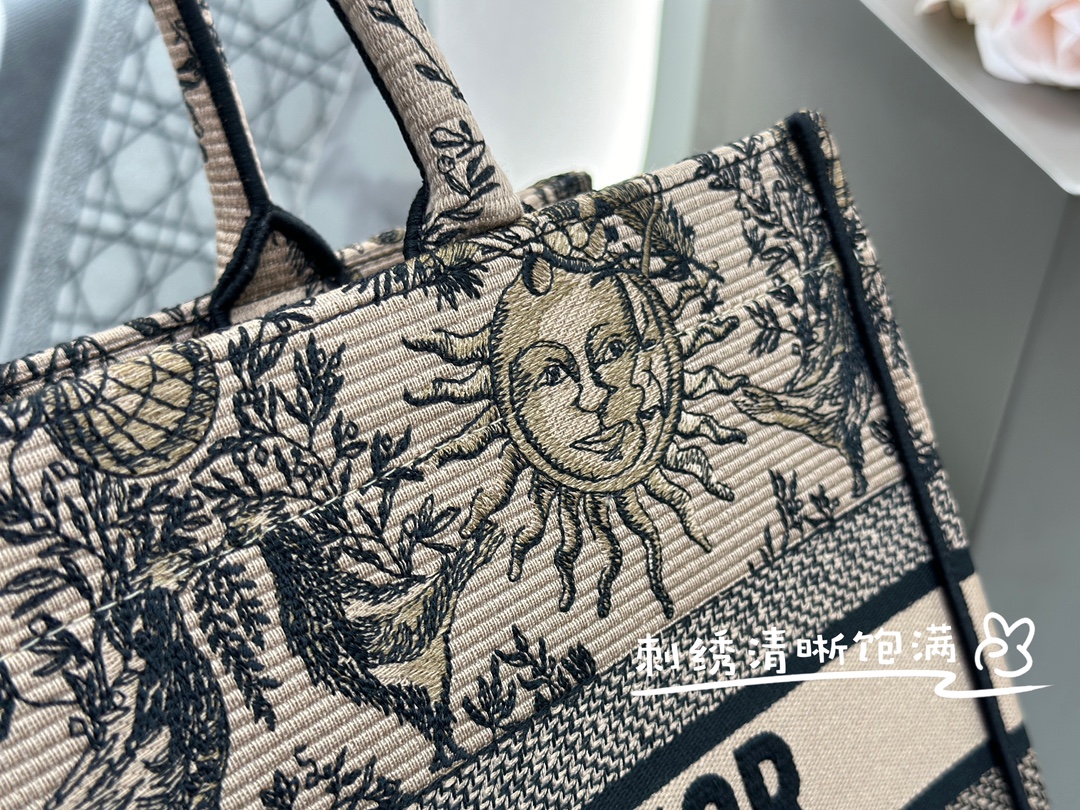 𝗗𝗶𝗼𝗿 𝗕𝗼𝗼𝗸 𝗧𝗼𝘁𝗲 中号托特❗棕色太阳神中号现货🔥太阳神图案细腻的刺绣复古精致，将古典艺术与现