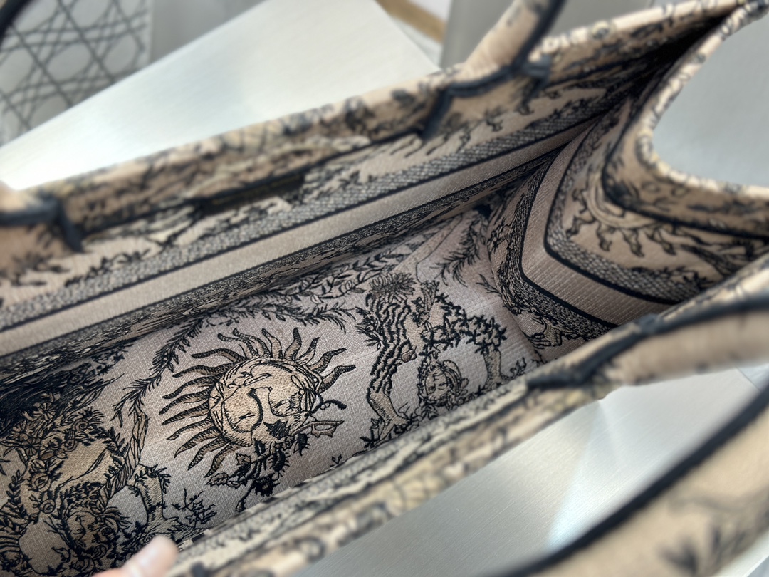 𝗗𝗶𝗼𝗿 𝗕𝗼𝗼𝗸 𝗧𝗼𝘁𝗲 中号托特❗棕色太阳神中号现货🔥太阳神图案细腻的刺绣复古精致，将古典艺术与现