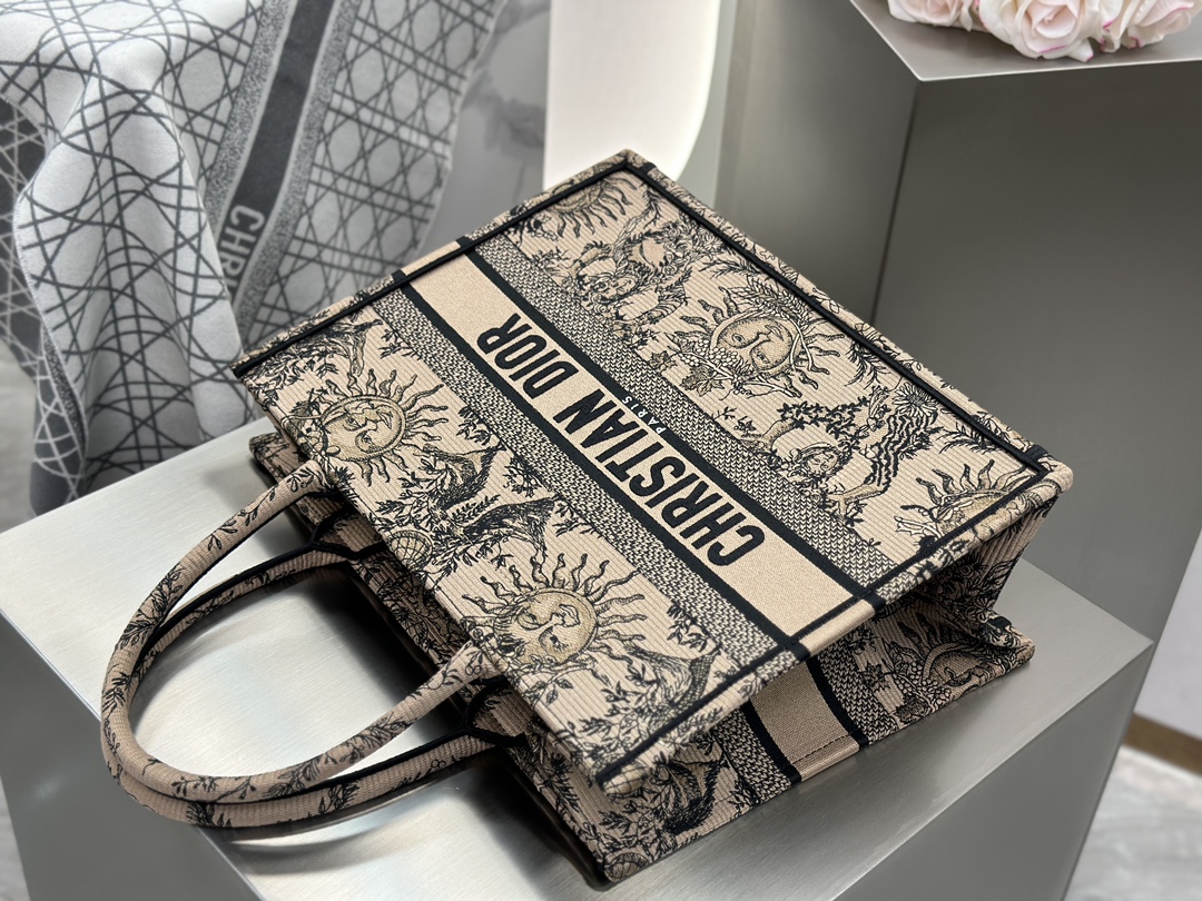 𝗗𝗶𝗼𝗿 𝗕𝗼𝗼𝗸 𝗧𝗼𝘁𝗲 中号托特❗棕色太阳神中号现货🔥太阳神图案细腻的刺绣复古精致，将古典艺术与现