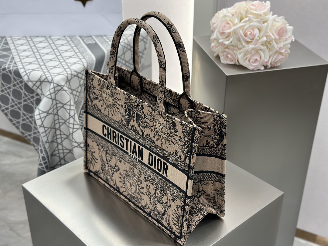 𝗗𝗶𝗼𝗿 𝗕𝗼𝗼𝗸 𝗧𝗼𝘁𝗲 中号托特❗棕色太阳神中号现货🔥太阳神图案细腻的刺绣复古精致，将古典艺术与现