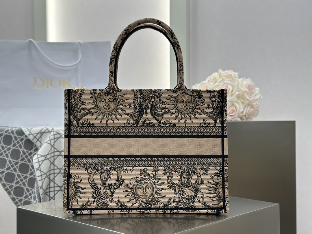 𝗗𝗶𝗼𝗿 𝗕𝗼𝗼𝗸 𝗧𝗼𝘁𝗲 中号托特❗棕色太阳神中号现货🔥太阳神图案细腻的刺绣复古精致，将古典艺术与现