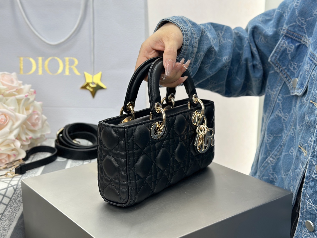 𝑳𝒂𝒅𝒚 𝑫–𝑱𝒐𝒚横版戴妃包小号❗️ 黑金小号现货 比起方方正正的经典款戴妃 这款横版的真的太高级/优雅 黑金配色最经