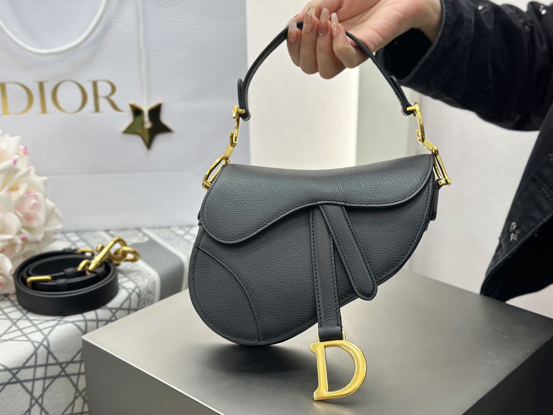 Dior Saddle Perfekt
 Taschen Satteltaschen FAKE der höchsten Qualität
 Gold Vintage Rindsleder