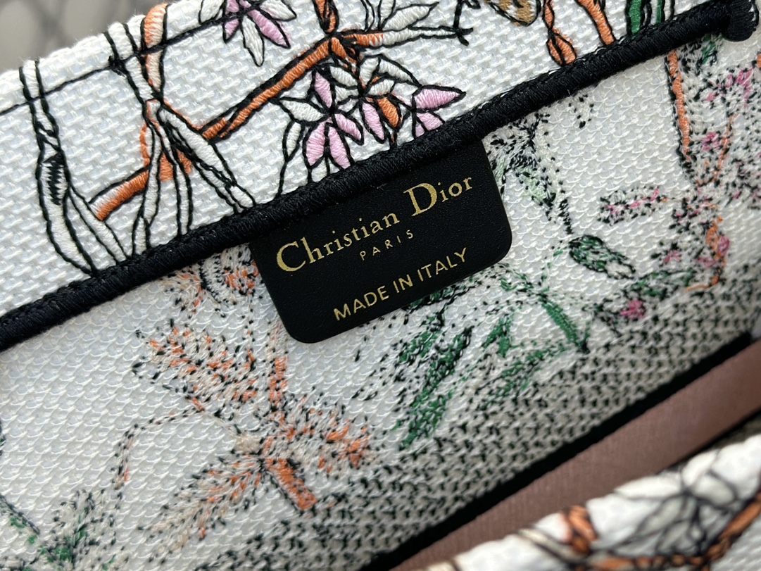 𝗗𝗶𝗼𝗿 𝗕𝗼𝗼𝗸 𝗧𝗼𝘁𝗲 中号托特❗最新款的𝐵𝑜𝑜𝑘 𝑡𝑜𝑡𝑒首发！！田园花蜻蜓白色中号现货🔥立体提