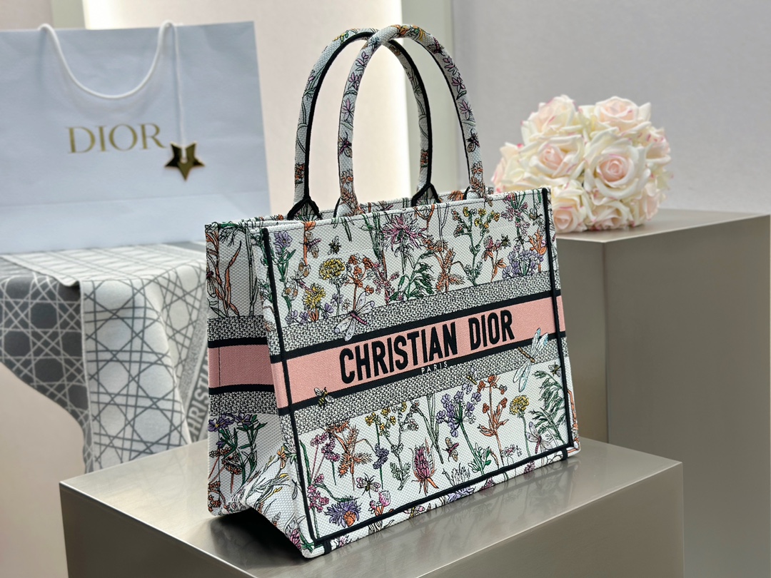 𝗗𝗶𝗼𝗿 𝗕𝗼𝗼𝗸 𝗧𝗼𝘁𝗲 中号托特❗最新款的𝐵𝑜𝑜𝑘 𝑡𝑜𝑡𝑒首发！！田园花蜻蜓白色中号现货🔥立体提