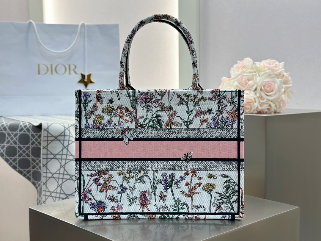 𝗗𝗶𝗼𝗿 𝗕𝗼𝗼𝗸 𝗧𝗼𝘁𝗲 中号托特❗最新款的𝐵𝑜𝑜𝑘 𝑡𝑜𝑡𝑒首发！！田园花蜻蜓白色中号现货🔥立体提