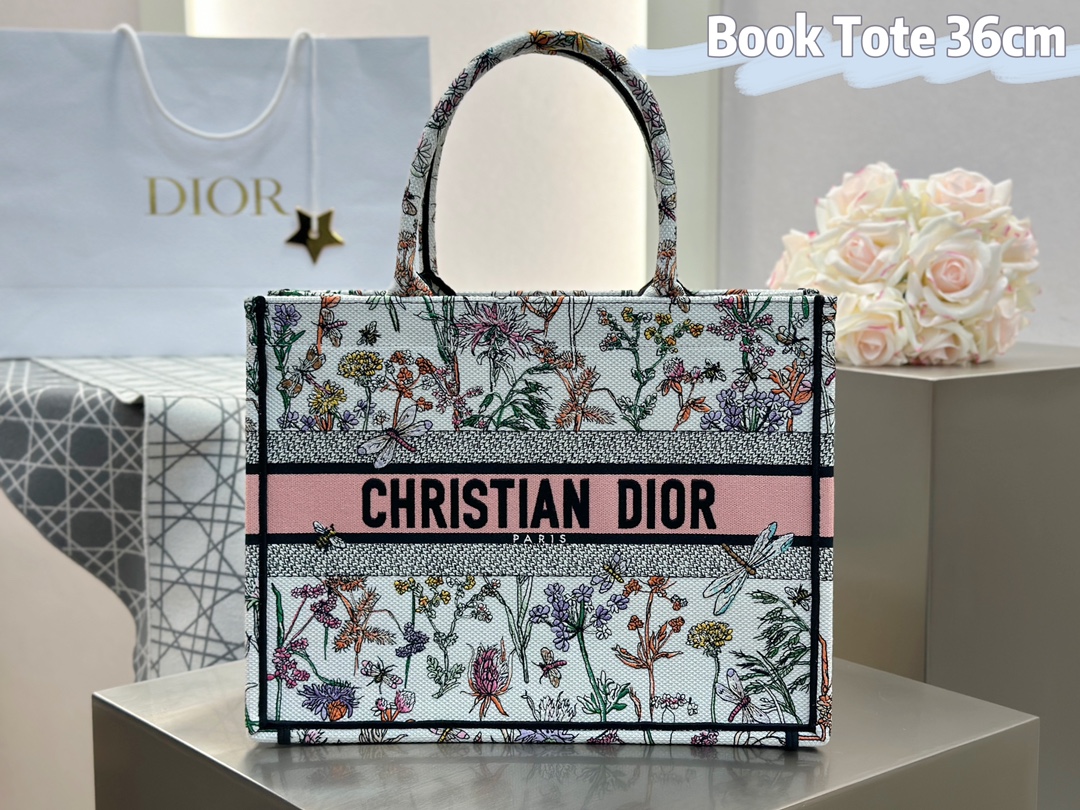 𝗗𝗶𝗼𝗿 𝗕𝗼𝗼𝗸 𝗧𝗼𝘁𝗲 中号托特❗最新款的𝐵𝑜𝑜𝑘 𝑡𝑜𝑡𝑒首发！！田园花蜻蜓白色中号现货🔥立体提