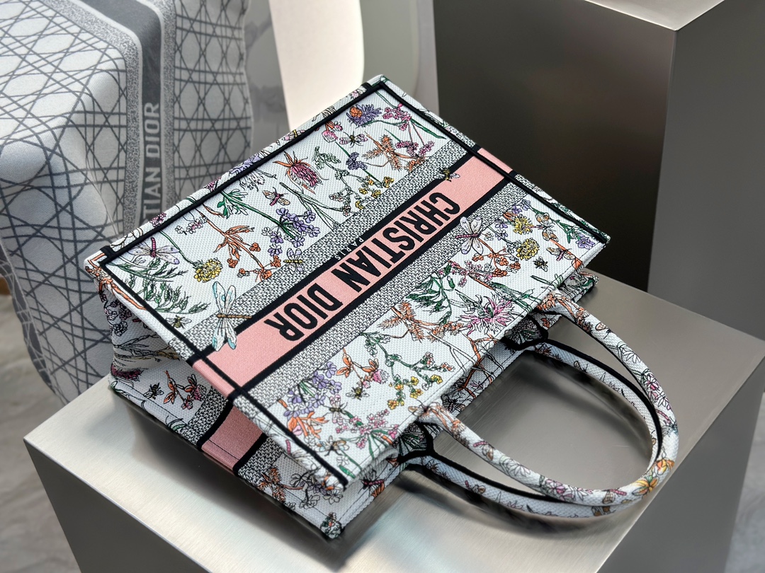 𝗗𝗶𝗼𝗿 𝗕𝗼𝗼𝗸 𝗧𝗼𝘁𝗲 中号托特❗最新款的𝐵𝑜𝑜𝑘 𝑡𝑜𝑡𝑒首发！！田园花蜻蜓白色中号现货🔥立体提