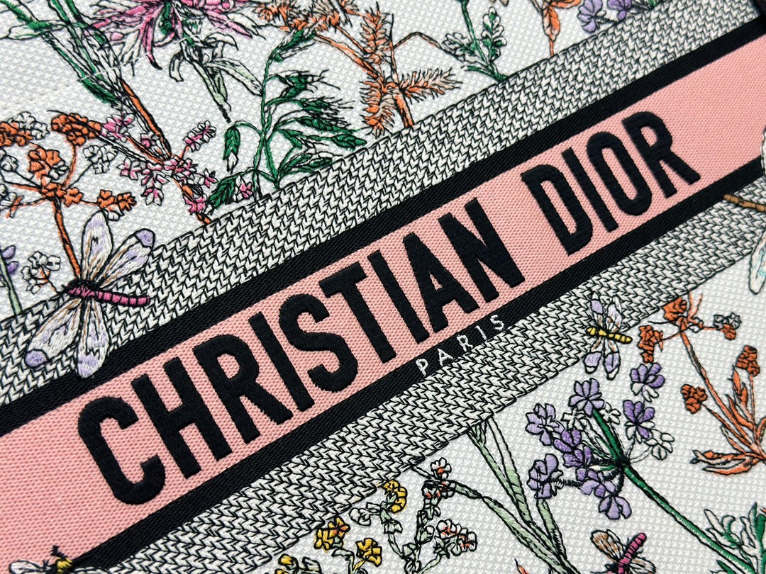 𝗗𝗶𝗼𝗿 𝗕𝗼𝗼𝗸 𝗧𝗼𝘁𝗲 中号托特❗最新款的𝐵𝑜𝑜𝑘 𝑡𝑜𝑡𝑒首发！！田园花蜻蜓白色中号现货🔥立体提