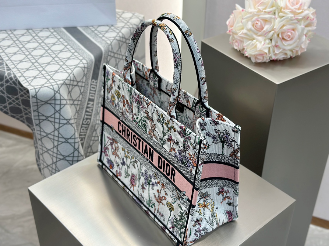 𝗗𝗶𝗼𝗿 𝗕𝗼𝗼𝗸 𝗧𝗼𝘁𝗲 中号托特❗最新款的𝐵𝑜𝑜𝑘 𝑡𝑜𝑡𝑒首发！！田园花蜻蜓白色中号现货🔥立体提