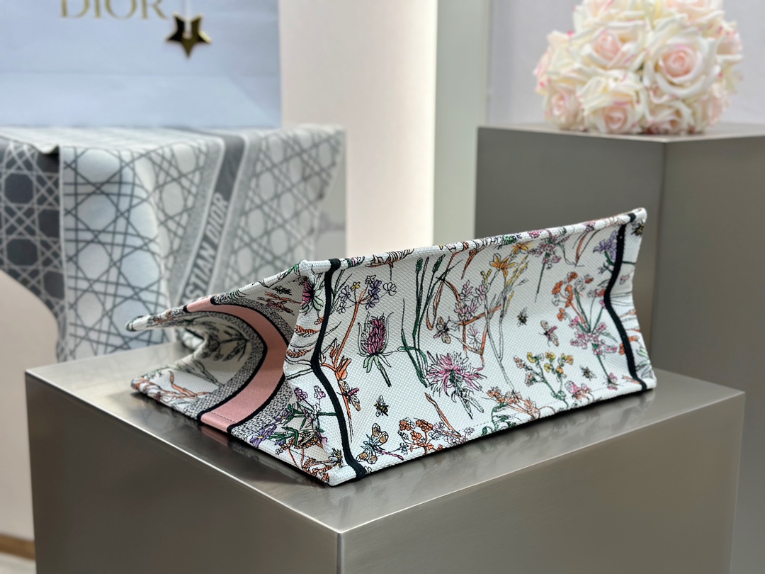 𝗗𝗶𝗼𝗿 𝗕𝗼𝗼𝗸 𝗧𝗼𝘁𝗲 中号托特❗最新款的𝐵𝑜𝑜𝑘 𝑡𝑜𝑡𝑒首发！！田园花蜻蜓白色中号现货🔥立体提