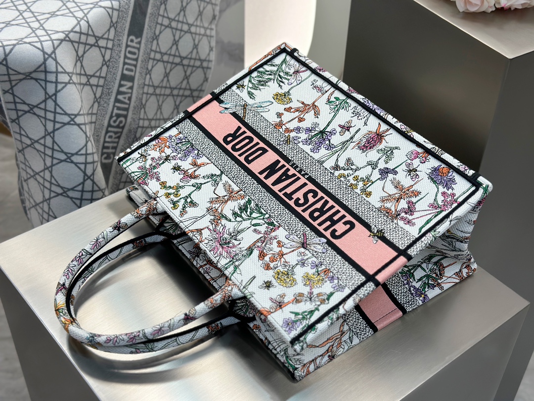 𝗗𝗶𝗼𝗿 𝗕𝗼𝗼𝗸 𝗧𝗼𝘁𝗲 中号托特❗最新款的𝐵𝑜𝑜𝑘 𝑡𝑜𝑡𝑒首发！！田园花蜻蜓白色中号现货🔥立体提