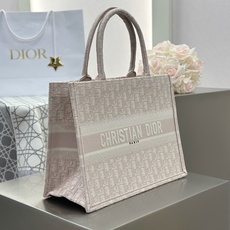 𝗗𝗶𝗼𝗿 𝗕𝗼𝗼𝗸 𝗧𝗼𝘁𝗲 中号托特❗ 玫瑰粉老花中号现货 满满的高级感 出街通勤巨百搭 超火爆𝗕𝗼𝗼𝗸 𝗧𝗼𝘁𝗲 𝗗𝗶𝗼𝗿 𝗕𝗼𝗼𝗸 𝗧𝗼𝘁𝗲 中号托特❗ 玫瑰粉老花中号现货 满满的高级感 出街通勤巨百搭 超火爆𝗕𝗼𝗼𝗸 𝗧𝗼𝘁𝗲