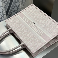 𝗗𝗶𝗼𝗿 𝗕𝗼𝗼𝗸 𝗧𝗼𝘁𝗲 中号托特❗ 玫瑰粉老花中号现货 满满的高级感 出街通勤巨百搭 超火爆𝗕𝗼𝗼𝗸 𝗧𝗼𝘁𝗲 𝗗𝗶𝗼𝗿 𝗕𝗼𝗼𝗸 𝗧𝗼𝘁𝗲 中号托特❗ 玫瑰粉老花中号现货 满满的高级感 出街通勤巨百搭 超火爆𝗕𝗼𝗼𝗸 𝗧𝗼𝘁𝗲