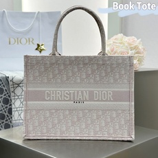 𝗗𝗶𝗼𝗿 𝗕𝗼𝗼𝗸 𝗧𝗼𝘁𝗲 中号托特❗ 玫瑰粉老花中号现货 满满的高级感 出街通勤巨百搭 超火爆𝗕𝗼𝗼𝗸 𝗧𝗼𝘁𝗲 𝗗𝗶𝗼𝗿 𝗕𝗼𝗼𝗸 𝗧𝗼𝘁𝗲 中号托特❗ 玫瑰粉老花中号现货 满满的高级感 出街通勤巨百搭 超火爆𝗕𝗼𝗼𝗸 𝗧𝗼𝘁𝗲