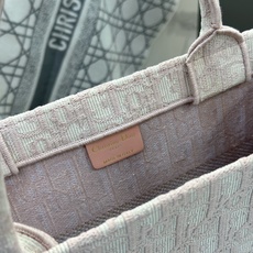 𝗗𝗶𝗼𝗿 𝗕𝗼𝗼𝗸 𝗧𝗼𝘁𝗲 中号托特❗ 玫瑰粉老花中号现货 满满的高级感 出街通勤巨百搭 超火爆𝗕𝗼𝗼𝗸 𝗧𝗼𝘁𝗲 𝗗𝗶𝗼𝗿 𝗕𝗼𝗼𝗸 𝗧𝗼𝘁𝗲 中号托特❗ 玫瑰粉老花中号现货 满满的高级感 出街通勤巨百搭 超火爆𝗕𝗼𝗼𝗸 𝗧𝗼𝘁𝗲