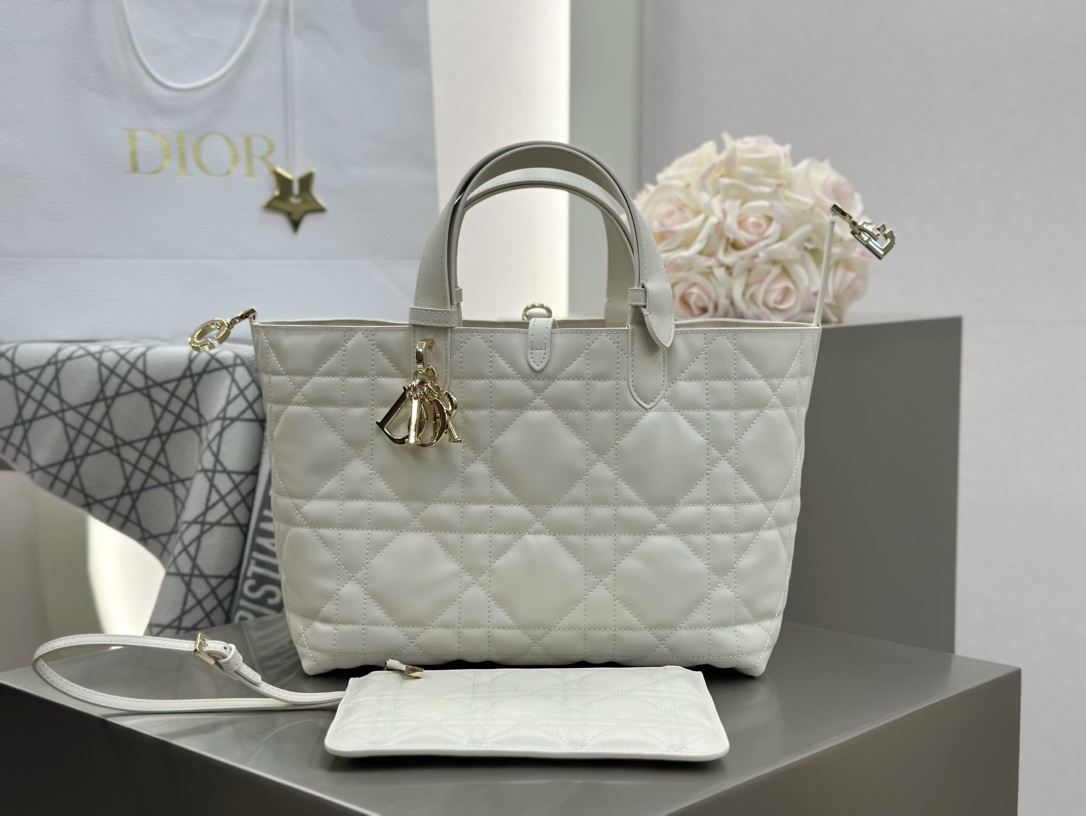 𝑫𝒊𝒐𝒓 𝑻𝒐𝒖𝒋𝒐𝒖𝒓𝒔 ❗️原厂白色中号现货🔥设计别具一格，今年D家最火爆的款，经典/复古/摩登 太