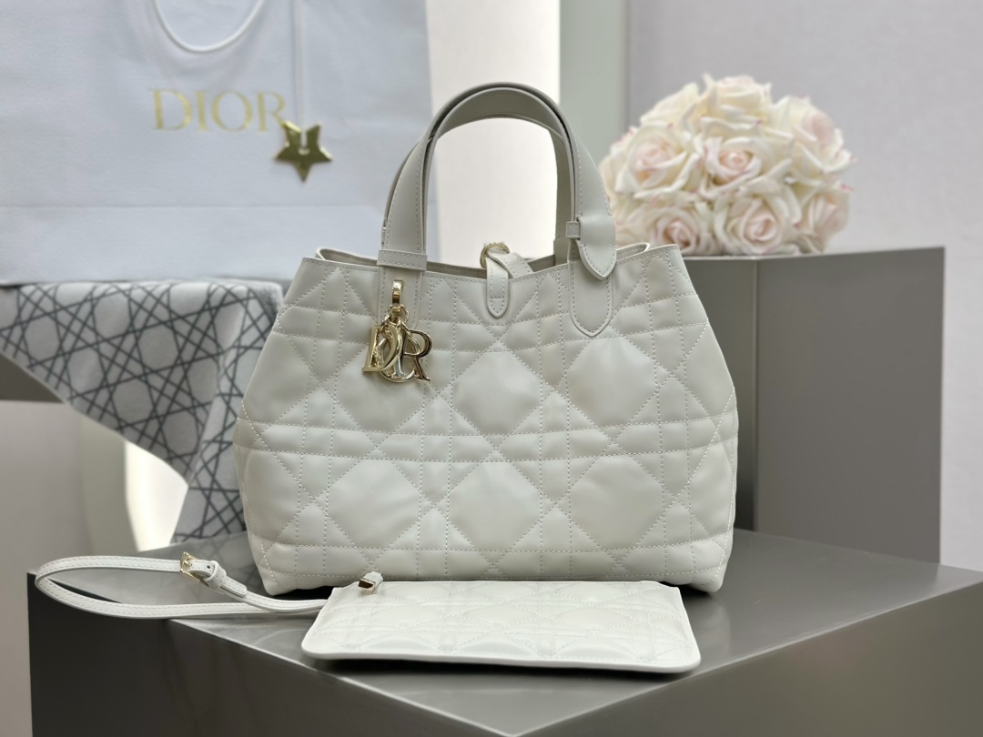 𝑫𝒊𝒐𝒓 𝑻𝒐𝒖𝒋𝒐𝒖𝒓𝒔 ❗️原厂白色中号现货🔥设计别具一格，今年D家最火爆的款，经典/复古/摩登 太