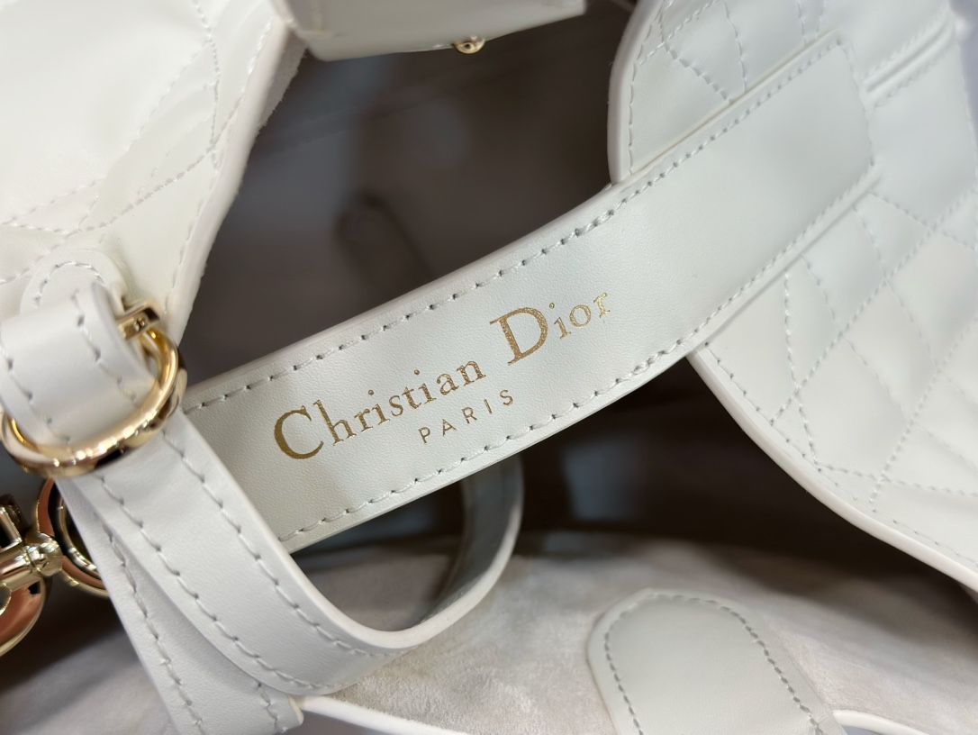 𝑫𝒊𝒐𝒓 𝑻𝒐𝒖𝒋𝒐𝒖𝒓𝒔 ❗️原厂白色中号现货🔥设计别具一格，今年D家最火爆的款，经典/复古/摩登 太