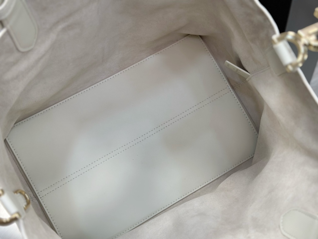 𝑫𝒊𝒐𝒓 𝑻𝒐𝒖𝒋𝒐𝒖𝒓𝒔 ❗️原厂白色中号现货🔥设计别具一格，今年D家最火爆的款，经典/复古/摩登 太