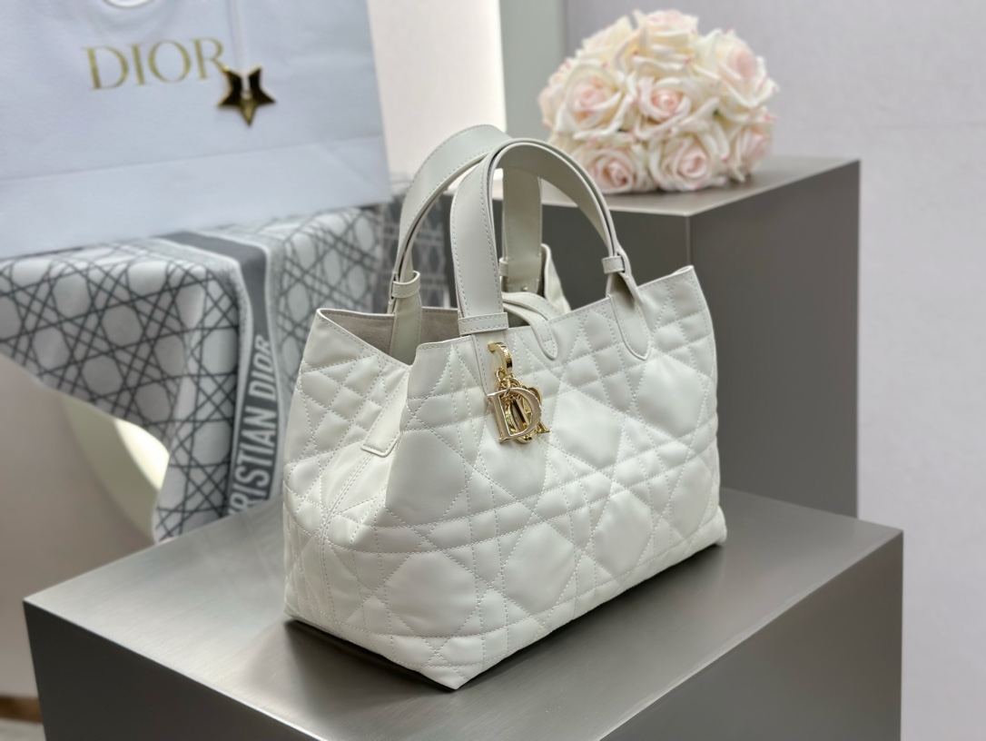 𝑫𝒊𝒐𝒓 𝑻𝒐𝒖𝒋𝒐𝒖𝒓𝒔 ❗️原厂白色中号现货🔥设计别具一格，今年D家最火爆的款，经典/复古/摩登 太