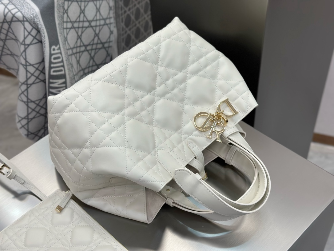 𝑫𝒊𝒐𝒓 𝑻𝒐𝒖𝒋𝒐𝒖𝒓𝒔 ❗️原厂白色中号现货🔥设计别具一格，今年D家最火爆的款，经典/复古/摩登 太