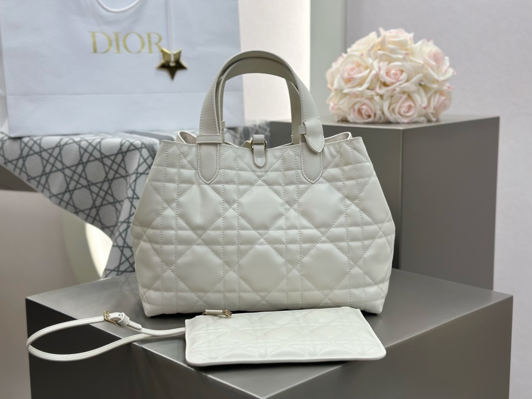 𝑫𝒊𝒐𝒓 𝑻𝒐𝒖𝒋𝒐𝒖𝒓𝒔 ❗️原厂白色中号现货🔥设计别具一格，今年D家最火爆的款，经典/复古/摩登 太