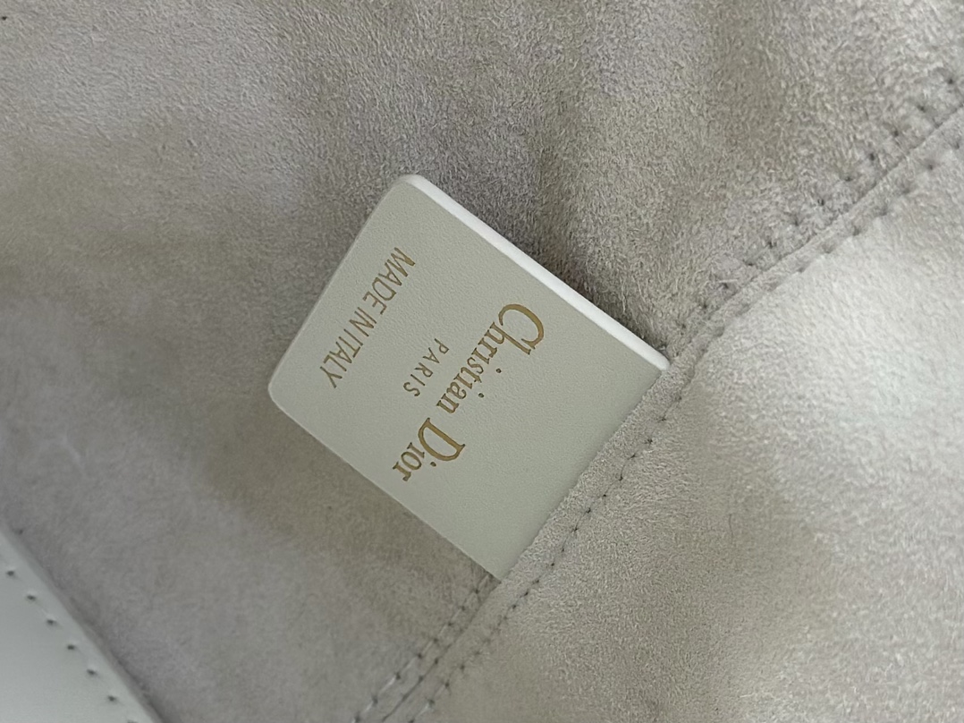 𝑫𝒊𝒐𝒓 𝑻𝒐𝒖𝒋𝒐𝒖𝒓𝒔 ❗️原厂白色中号现货🔥设计别具一格，今年D家最火爆的款，经典/复古/摩登 太