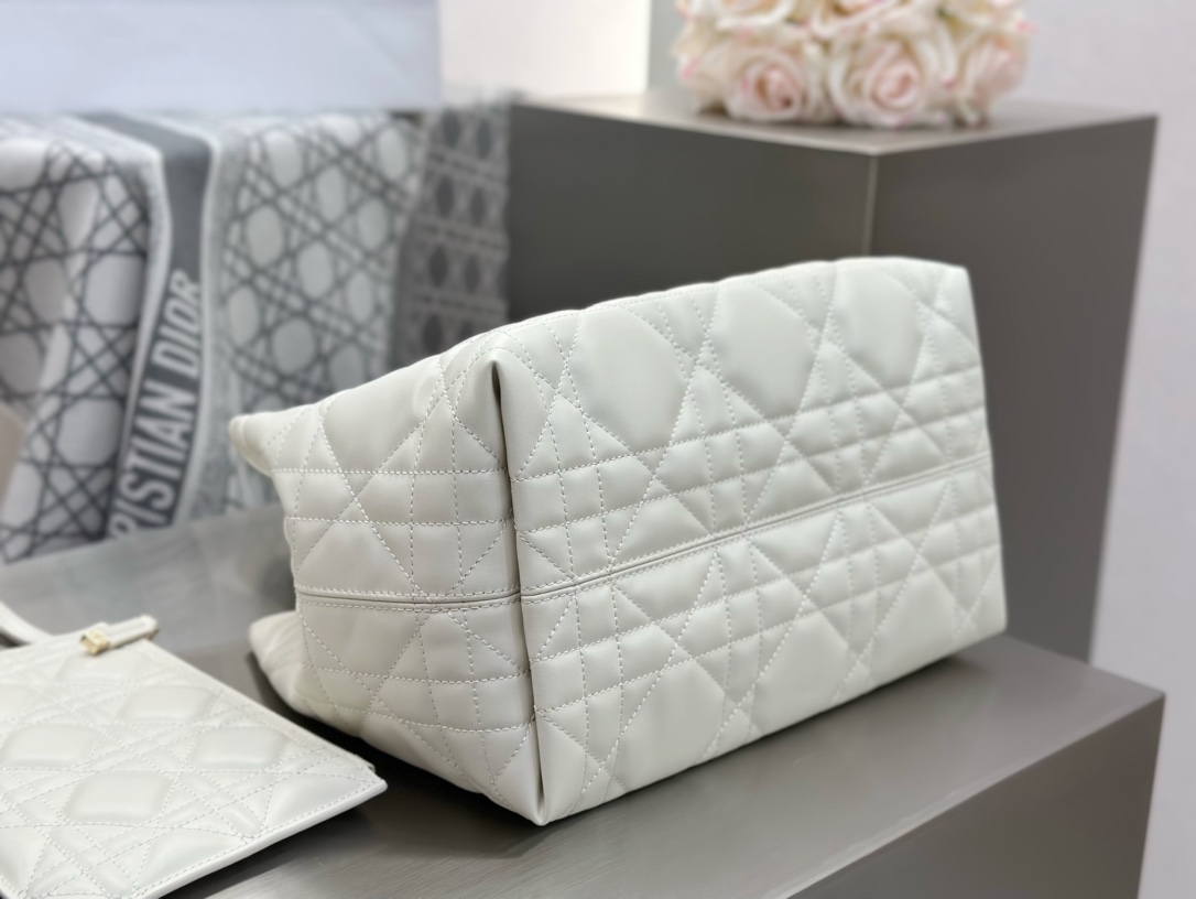 𝑫𝒊𝒐𝒓 𝑻𝒐𝒖𝒋𝒐𝒖𝒓𝒔 ❗️原厂白色中号现货🔥设计别具一格，今年D家最火爆的款，经典/复古/摩登 太