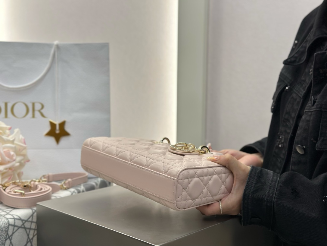 𝑳𝒂𝒅𝒚 𝑫–𝑱𝒐𝒚 横版戴妃包中号❗️浅粉中号现货🔥比起方方正正的经典款戴妃横版甜酷本体！又优雅又有个