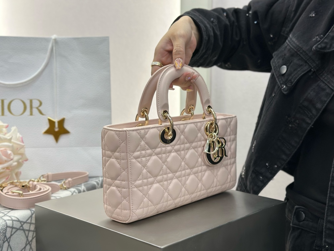 𝑳𝒂𝒅𝒚 𝑫–𝑱𝒐𝒚 横版戴妃包中号❗️浅粉中号现货🔥比起方方正正的经典款戴妃横版甜酷本体！又优雅又有个