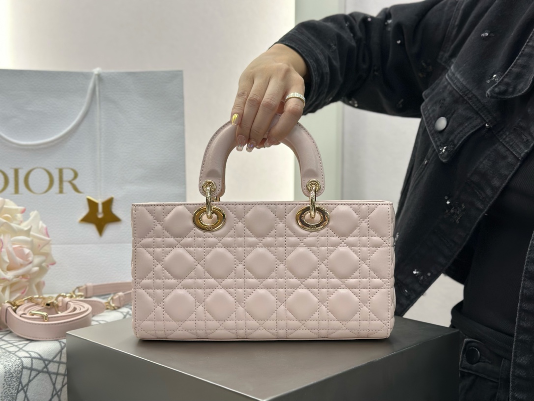 𝑳𝒂𝒅𝒚 𝑫–𝑱𝒐𝒚 横版戴妃包中号❗️浅粉中号现货🔥比起方方正正的经典款戴妃横版甜酷本体！又优雅又有个