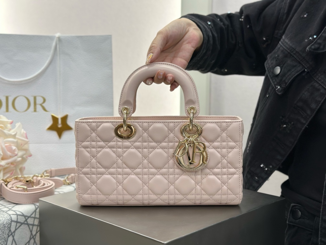 𝑳𝒂𝒅𝒚 𝑫–𝑱𝒐𝒚 横版戴妃包中号❗️浅粉中号现货🔥比起方方正正的经典款戴妃横版甜酷本体！又优雅又有个