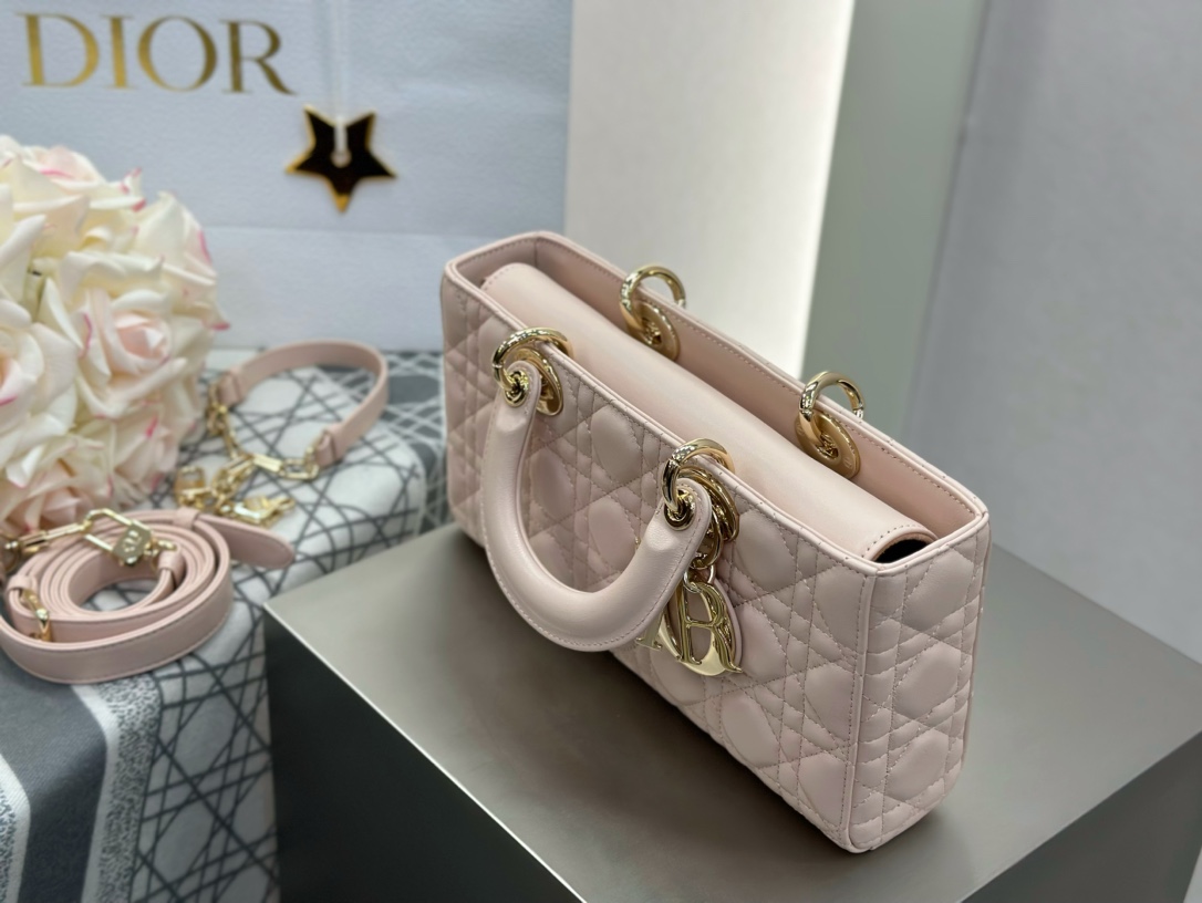 𝑳𝒂𝒅𝒚 𝑫–𝑱𝒐𝒚 横版戴妃包中号❗️浅粉中号现货🔥比起方方正正的经典款戴妃横版甜酷本体！又优雅又有个