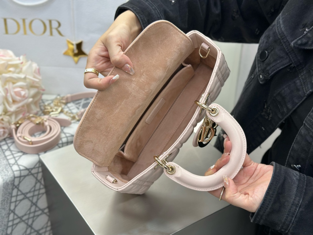 𝑳𝒂𝒅𝒚 𝑫–𝑱𝒐𝒚 横版戴妃包中号❗️浅粉中号现货🔥比起方方正正的经典款戴妃横版甜酷本体！又优雅又有个